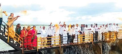 धरण 100 टक्के भरल्याने नाझरे धरणाचे जलपूजन