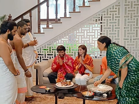 विजय देवरकोंडा आणि अनन्याने शेअर केले असे फोटो की चाहते विचारू लागले  ‘साखरपुडा केला की काय?’