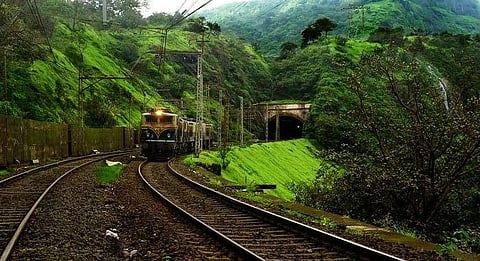 लोणावळा : रेल्वे मार्गावर दगड कोसळले