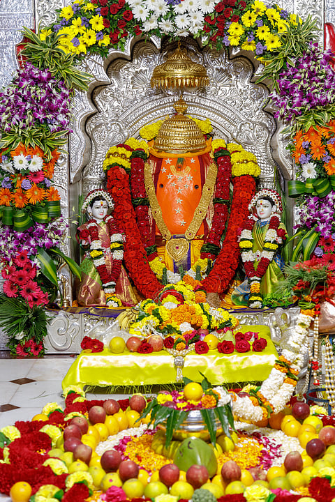 नारायणगाव : तीर्थक्षेत्र ओझरला विघ्नहरावर पुष्पवृष्टी