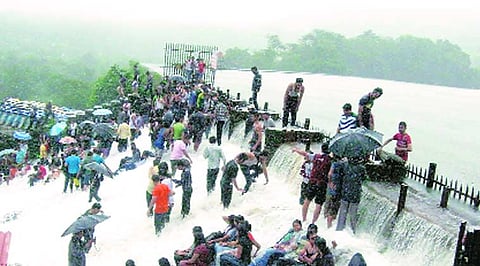 मावळात पर्यटकांची गर्दी