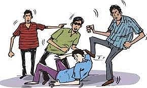 धुळे : ॲट्रॉसिटीच्या गुन्ह्यातील संशयिताला तरुणांकडून बेदम मारहाण; शांतता समितीची बैठक