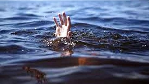 रत्नागिरी : भाट्ये खाडीत बुडाली बोट; चार बचावले, एक बेपत्ता