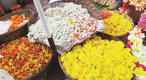 Ganeshotsav 2023 : फुलांचा दरवळ महागला; गणेशोत्सवामुळे दर दुप्पट, फळांचीही चलती