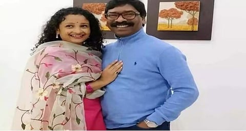 पत्‍नी कल्‍पना यांच्‍यासह झारखंडचे मुख्‍यमंत्री हेमंत साोरेन.