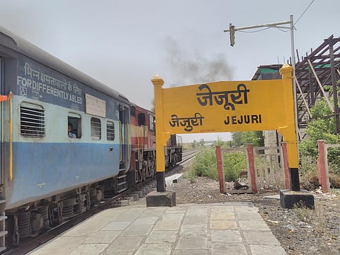 जेजुरी रेल्वे स्टेशनवर सर्व रेल्वेगाड्या थांबविण्याची मागणी