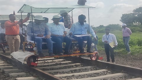 जळगाव :भुसावळ जंक्शनपासून तिसर्‍या लाईनीची पाहणी करतांना सुरक्षा विभागाचे अधिकारी.