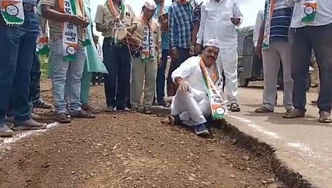 खेड : तालुक्यातील भरणे येथे आंदोलन करताना माजी आमदार संजय कदम. 