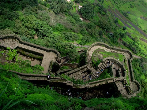 लोहगड किल्ल्याची डागडुजी करण्याची मागणी