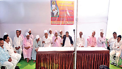 नाशिकरोड : अखिल भारतीय महानुभाव संमेलनाच्या पार्श्वभूमीवर दत्ता गायकवाड यांच्या निवासस्थानी पार पडलेल्या संतभोजनाप्रसंगी आचार्य प्रवर सुकेणकर बाबा शास्त्री, आचार्य प्रवर चिरडे बाबा, महंत कृष्णराज बाबा मराठे, दिनकर पाटील, बाळासाहेब सानप आदी.(छाया : उमेश देशमुख)