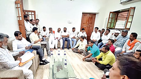 देवळा : शिवसेनेच्या आढावा बैठकीत मार्गदर्शन करताना संपर्कप्रमुख जयंत दिंडे. समवेत उपस्थित पदाधिकारी व कार्यकर्ते. (छाया : सोमनाथ जगताप) 
