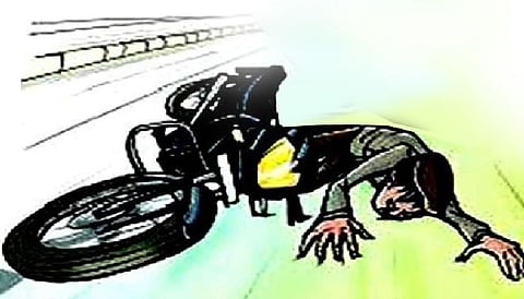Accident : कारच्या धडकेत दुचाकीस्वार जागीच ठार, दोन मुलीसह पत्नी गंभीर जखमी