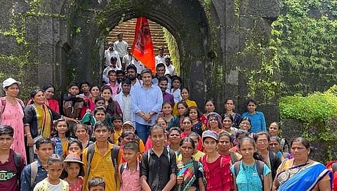 आमदार रोहित पवार यांनी कार्यकर्त्यांची घडविली रायगड सफर