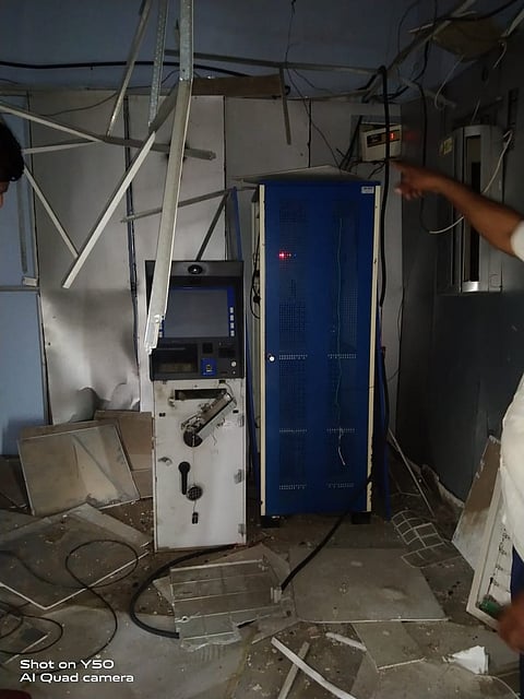 सिन्नर: सुरुंगाचा टाइत लावून एटीएम मशीन फोडण्याचा 
 प्रयत्न चोरट्यांनी केल्याने एटीएम मशीनचे झालेले नुकसान. (छाया: संदीप भोर)