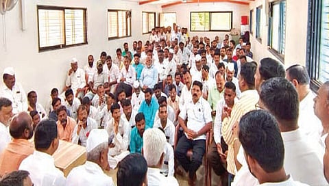 सिन्नर : बैठकीत पदाधिकार्‍यांना मार्गदर्शन करताना माजी आमदार राजाभाऊ वाजे.