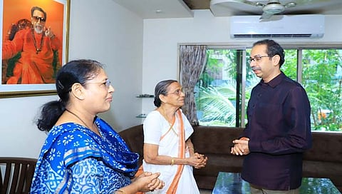 मी तुमच्यासोबत … : उद्धव ठाकरेंनी घेतली संजय राऊत यांच्‍या कुटुंबियांची भेट