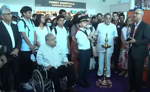 अकासा एअरसेवेच्‍या शुभारंभ प्रसंगी राकेश झुनजुनवाला. सोबत बोलताना अकासा एअरलाईनचे सीईओ विनय दुबे व कर्मचारी. (संग्रहित छायाचित्र)