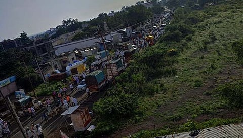 बंदी आदेश धुडकावत आटपाडीत भरला जनावरांचा बाजार
