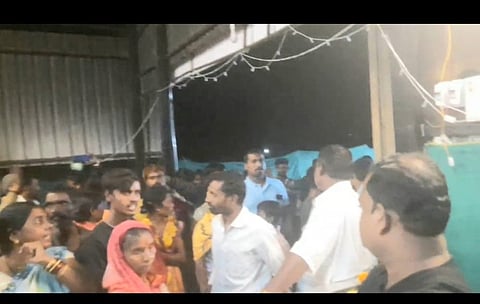 ओझर : अचानक महिलांचा धडक मोर्चा आल्याने तळीरामांची अशाप्रकारे पळापळ झाली. (छाया: मनोज कावळे)