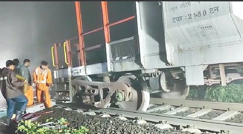 इगतपुरी : कसारा घाटात रेल्वे रुळावरून घसरलेला मालगाडीची मागील बोगी बाजूला करताना रेल्वे कर्मचार्‍यांसह प्रशासक.