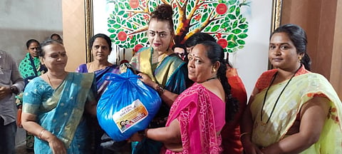 मनमाड : पुरग्रस्तांना जीवनाश्यक वस्तुंचे वाटप करताना अंजुम कांदे. (छाया: रईस शेख).