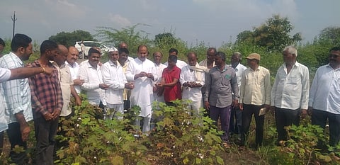 धुळे : नुकसानग्रस्त शेतकर्‍यांना भेट देत त्यांना धीर देताना आ. कुणाल पाटील. (छाया : यशवंत हरणे).
