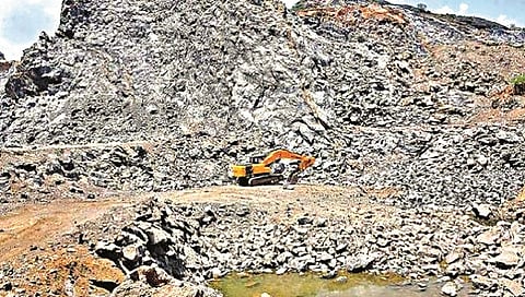 Nashik : सारुळसह पिंपळद, राजूरमधील 21 खाणपट्टे सील, जिल्हाधिकार्‍यांची कारवाई