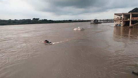 गोदावरी नदीला पूर आल्याने मंदिरे पाण्याखाली गेली 