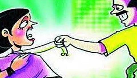 रत्‍नागिरी : पोलिस असल्याची बतावणी करत पावणेदोन लाखांचे दागिने लांबवले