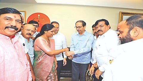  पक्षप्रमुख उद्धव ठाकरे यांच्याकडून शिवबंधन बांधून घेताना भाजपच्या माजी नगरसेविका पूनम धनगर.