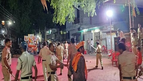 जळगाव : धानोऱ्यात गणेश विसर्जन मिरवणुकीत वादंग; दगडफेकीमुळे पोलिसांचा लाठीमार