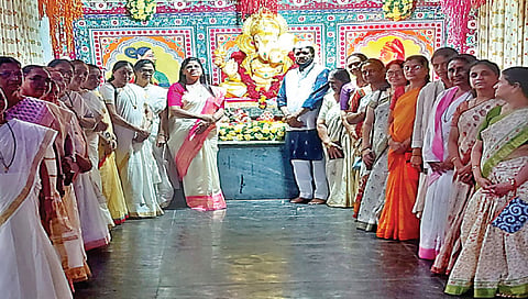 पंचवटी : श्री नवश्या गणपती मंदिरात हरिपाठ कार्यक्रमात सहभागी झालेले अध्यक्ष राजाभाऊ जाधव यांच्यासह भाविक. (छाया : गणेश बोडके)