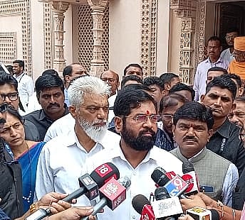 नाशिक : पत्रकारांशी मुक्त संवाद सांधताना मुख्यमंत्री एकनाथ शिंदे. (छाया : गणेश बोडके)