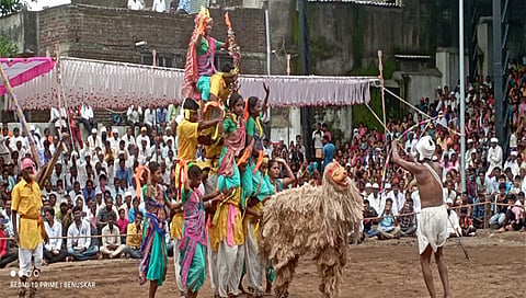 धुळे  : पांरपारिक नृत्य सादरीकरणाने फेडले डोळ्याचे पारणे; खंडोजी महाराज यांच्या पुण्यतिथीनिमित्त रंगली स्पर्धा