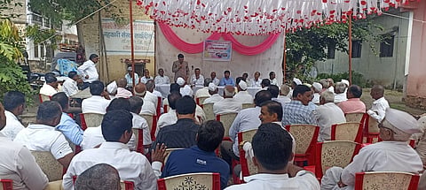 पिंपळनेर : ग्रामस्थांना मार्गदर्शन करताना विविध कार्यकारी सोसायटीचे अध्यक्ष रमेश महंत. (छाया: अंबादास बेनुस्कर)