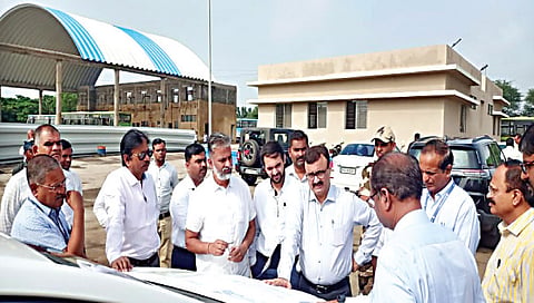 नाशिक : मल्टी मॉडेल हबचा आराखडा पाहताना आयुक्त डॉ. पुलकुंडवार.
