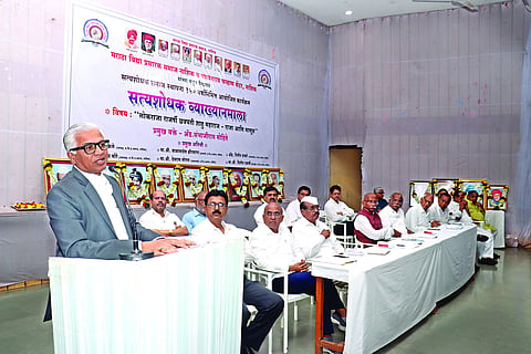 नाशिक : सत्यशोधक व्याख्यानमालेचे पहिले पुष्प गुंफताना महाराष्ट्रातील नामवंत वक्ते अ‍ॅड. संभाजीराव मोहिते. समवेत मान्यवर.