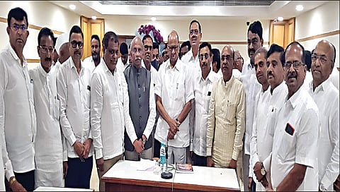 नाशिक ; ‘मविप्र’ला कर्जाच्या विळख्यातून बाहेर काढा : खा. पवार, नवनिर्वाचित पदाधिकार्‍यांची भेट