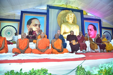 सिडको : महाबौद्ध धम्म मेळावा व महाश्रामनेर शिबिरात बौद्ध जीवन संस्कार पाठ, विपश्यनेसह विविध विषयांवर मार्गदर्शन करताना भन्ते नागसेन, भन्ते धम्मपाल कौंडिण्य, सारीपुत्र महामोगल्यायन. (छाया: राजेंद्र शेळके)