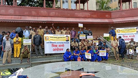 नवी मुंबई महापालिकेतील माळी कामगारांचे वेतनासाठी 'भीक मांगो' आंदोलन
