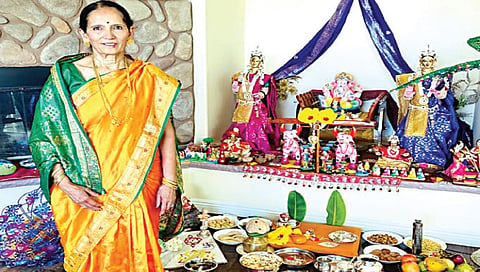 अमेरिका : खामखेड्याच्या मीरा जाधव-शेवाळे यांनी कॅलिफोर्नियात ‘श्रीं’ची स्थापना करून साकारलेला देखावा.