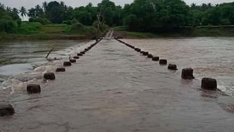 राजापूर बंधारा पाण्याखाली गेला आहे.  