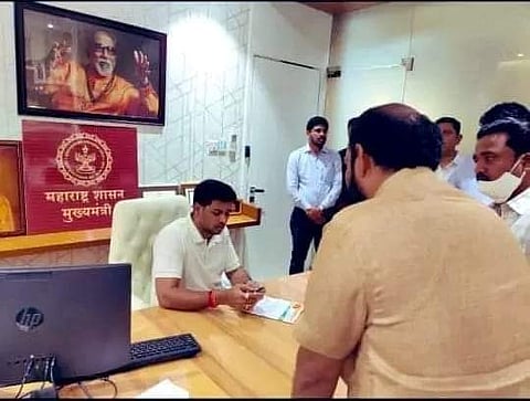 मुख्यमंत्र्यांच्या खुर्चीवर बसले श्रीकांत शिंदे, फोटो ट्विट करत शिवसेनेचा शिंदेंवर निशाणा