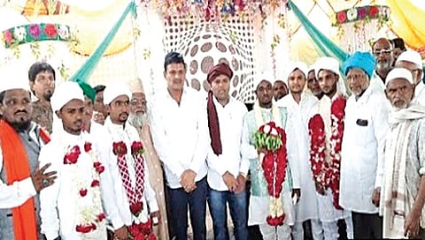 मालेगाव : येथील खालीदा युनूस हॉलमध्ये मुस्लीम पोटजातीतील पाच जोडप्यांच्या निकाह सोहळ्याप्रसंगी उपस्थित बारा बलुतेदार मित्रमंडळाचे अध्यक्ष बंडूकाका बच्छाव आदी.