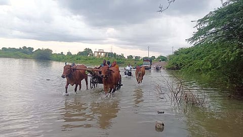 इंद्रायणी नदीवरील पूल सातव्यांदा पाण्याखाली गेल्याने  ८ गावांचा संपर्क  तुटला आहे.