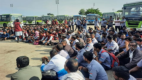 नाशिक : आंदेालनप्रसंगी प्रलंबित मागण्यांसाठी दाद मागताना सिटी लिंकचे वाहक. (छाया: हेमंत घोरपडे).