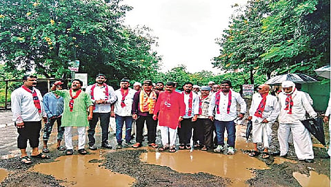 नाशिक : खड्ड्यांना गुलाल वाहून ढोल-ताशांचा गजर, मनसेच्या अनोख्या आंदोलनाची चर्चा