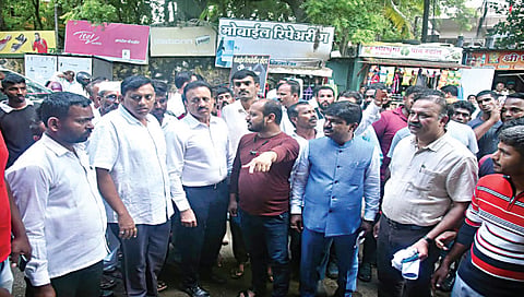 सिन्नर : सरस्वती नदीच्या पुराने झालेल्या नुकसानग्रस्त भागाची पाहणी करताना ग्रामविकासमंत्री  गिरीश महाजन, खासदार गोडसे.