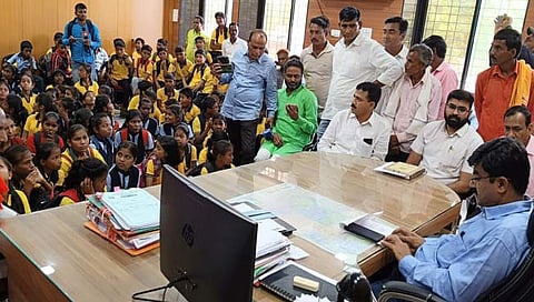 हिंगोली : ग्रामस्थ आक्रमक, शिक्षकांच्या नियुक्‍तीची मागणी करत जिल्हा परिषदेतच भरवली शाळा (व्हिडिओ)