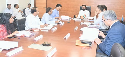 मुंबई :  मुख्यमंत्री कार्यालयात झालेल्या बैठकीत मुख्यमंत्री एकनाथ शिंदे, आमदार आबिटकर, मुख्य सचिव मुनुकुमार श्रीवास्तव आदी.
